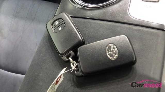 2011 Toyota PRIUS α CN E00-I11 Sub13